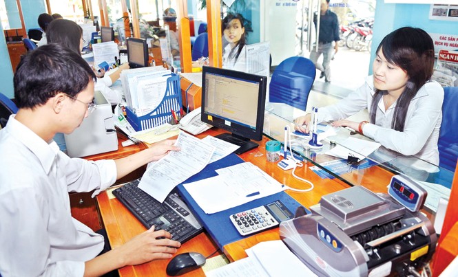 Sáp nhập một số sở, ngành là cần thiết Người dân quan tâm nhất là chất lượng phục vụ của cơ quan quản lý nhà nước (Trong ảnh: Làm thủ tục tại Trung tâm hành chính tỉnh Hà Nam). Ảnh: Hồng Vĩnh.