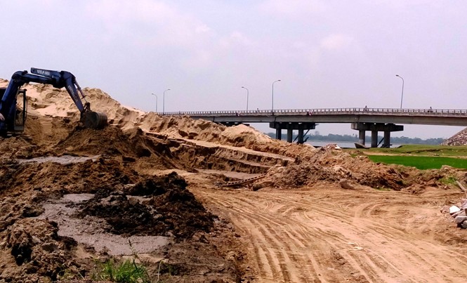 “Cát tặc” uy hiếp đập thủy lợi Bãi tập kết cát lậu ngang nhiên tồn tại trong đất công trình dự án xây dựng đập thủy lợi Thảo Long.