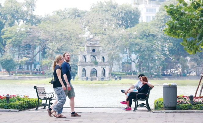 Thêm những ý kiến phản đối tượng rùa vàng Bờ Hồ nên dành không gian để nghỉ ngơi, vui chơi hoặc đọc sách. Ảnh: Như Ý.