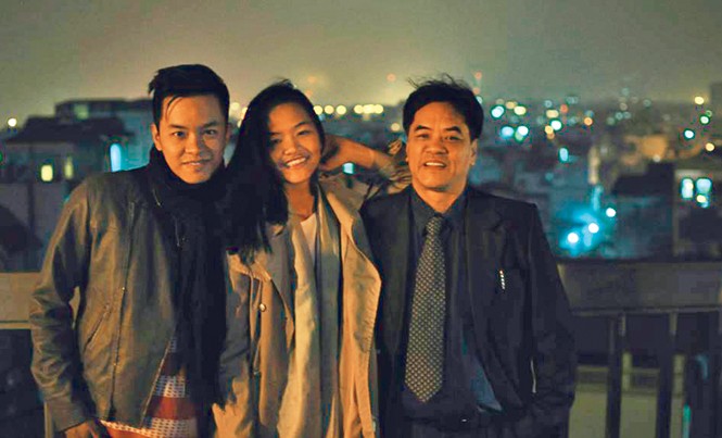 Nữ sinh trường Ams nhận học bổng 7 tỷ đồng: Vì sao Harvard chọn Nguyễn Đình Tôn Nữ? Nguyễn Đình Tôn Nữ cùng bố và anh trai. Ảnh nhân vật cung cấp.