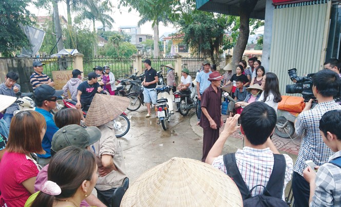 Người dân Đồng Tâm gửi tâm thư Người dân trao đổi với báo chí. Ảnh: Như Ý.