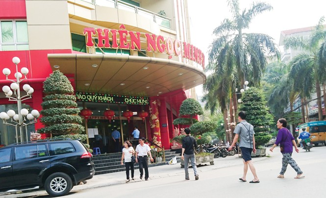 Thiên Ngọc Minh Uy: Chuyển mô hình để đối phó việc rút giấy phép? Trụ sở Thiên Ngọc Minh Uy chiều ngày 26/4, mọi hoạt động ra vào công ty đa cấp này bị 4 bảo vệ kiểm soát gắt gao. Ảnh: Như Ý.