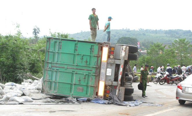 Xe container bị lật, người đi xe máy tử nạn Xe container bị lật giữa đường.