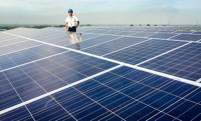 Thách thức bài toán năng lượng Việt Nam Những tấm điện mặt trời được lắp đặt tại Việt Nam. Ảnh: Vũ Phong.