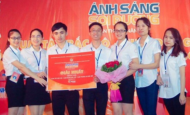 Sức hút của một hội thi Trần Văn Đông (thứ 3, từ trái qua) cùng đồng đội giành giải Nhất vòng thi Cụm.