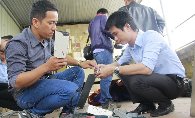 Yêu Đà Nẵng hơn nhờ camera Anh Trần Hữu Đức Nhật, thành viên nhóm “Phát triển Đà Nẵng” (bên trái) cùng đơn vị tài trợ lắp camera tại nút giao Nguyễn Văn Linh - Nguyễn Tri Phương. Ảnh: Thanh Trần.