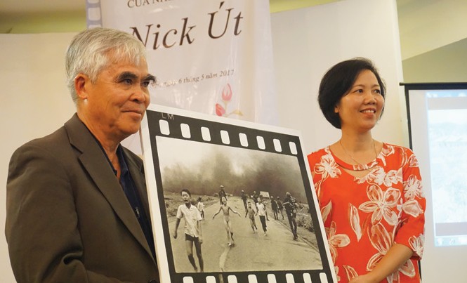 Nick Út: “Em bé Napalm” phải trở về Việt Nam Nick Út trao “Em bé Napalm” cùng ảnh và hiện vật khác cho Bảo tàng Phụ nữ Việt Nam. Ảnh: Toan Toan.
