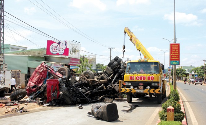 Vụ tai nạn thảm khốc 13 người chết: Xe tải có vấn đề trước khi gây tai nạn? Lực lượng chức năng đến giải phóng hiện trường vụ tai nạn. Ảnh: Kim Văn.