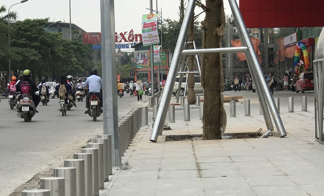 Hà Nội: Cắm cọc sắt biến vỉa hè thành lãnh địa riêng Hàng rào cọc sắt cao kéo dài cả trăm mét trên đường Trường Chinh - Lê Trọng Tấn.