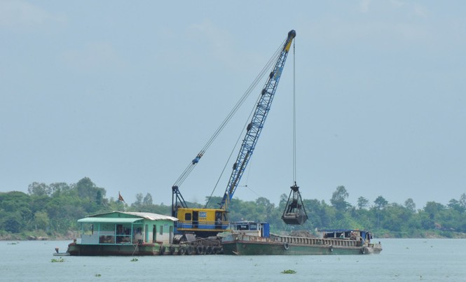 Sạt lở thập diện mai phục ĐBSCL - Bài 4: “Cát tặc” hoành hành, người dân khốn đốn Khai thác cát trên sông Tiền.