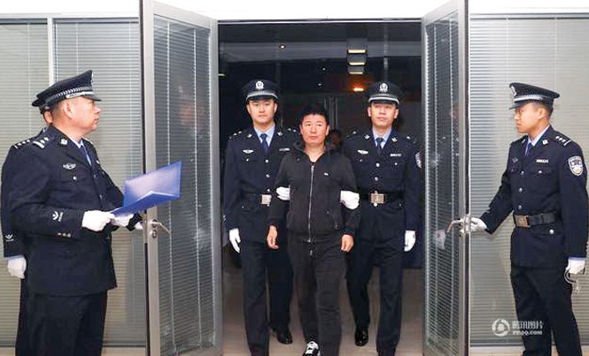 Quan tham Trung Quốc hết đường trốn ra nước ngoài Diêm Vĩnh Minh bị đưa từ New Zealand tự thú.