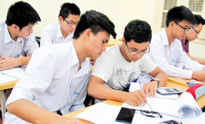 Thi THPT quốc gia 2017: Chọn bừa một đáp án có thể trượt tốt nghiệp Học sinh lớp 12 của Hà Nội tham gia đợt khảo sát cuối tháng 3. Ảnh: Nghiêm Huê.