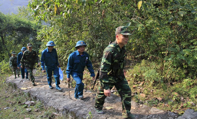 Về nơi Bác Hồ hôn lên đất Mẹ Bộ đội biên phòng, dân quân tự vệ trên đường lên cột mốc 108. Ảnh: Trường Phong.