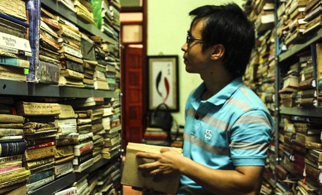 Lê Văn Hợp sở hữu kho sách cũ gần 20.000 cuốn ở phố Lê Thanh Nghị (Hà Nội).