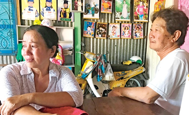 Bí thư Huyện ủy tranh chấp đất với dân nghèo: Biến thẳng thành cong Vợ chồng ông Mã Văn Thương nước mắt ngắn dài chờ giải quyết.