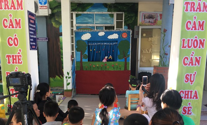Sân khấu rối mang tên trầm cảm Sân khấu rối truyền tải kiến thức, thông điệp về căn bệnh trầm cảm thu hút đông đảo bệnh nhân và người dân. Ảnh: Thanh Trần.