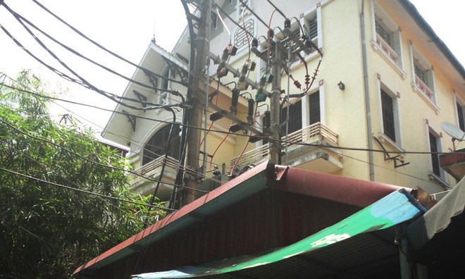 Nhà tôn dưới trạm biến áp Nhà tôn dưới trạm biến áp