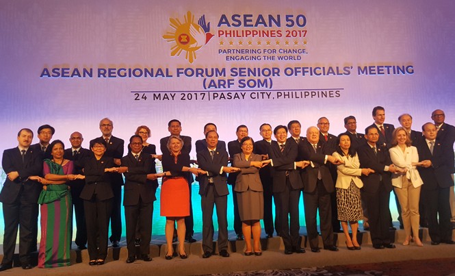ASEAN có thể làm gì để giải quyết vấn đề Triều Tiên? Các quan chức cao cấp dự Diễn đàn Khu vực ASEAN bày tỏ quan ngại về vấn đề Triều Tiên và biển Đông. Ảnh: BNG.