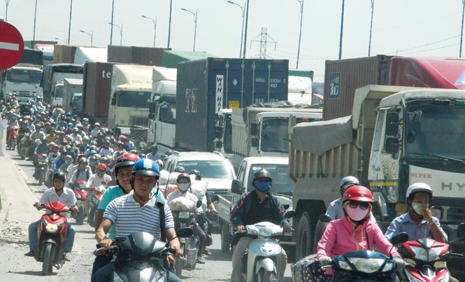 Cám cảnh xe chờ đường ở vùng kinh tế trọng điểm phía Nam Xe tải và xe máy chen chúc qua cầu Rạch Chiếc (TPHCM). Cây cầu vừa được đầu tư xây mới với kinh phí gần 1.000 tỷ đồng nhưng đã quá tải.