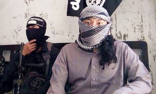 Philippines nguy cơ thành tụ điểm của khủng bố khu vực Thủ lĩnh của nhóm Maute trong tòa nhà bỏ hoang ở Marawi. Ảnh: Philstar.