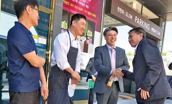 FIFA U20 World Cup: U20 Việt Nam có lách qua cửa hẹp? HLV Hoàng Anh Tuấn cảm ơn quản lý và đầu bếp khách sạn On city trước khi rời Cheonan tới Jeonju để chuẩn bị cho trận cuối vòng bảng gặp U20 Honduras. Ảnh: Ái Xuân.
