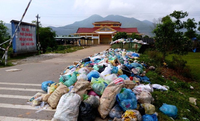 Giải cứu nhà máy rác “triệu đô” Khu xử lý rác thải Lộc Thủy ngưng hoạt động từ 2 tháng nay, khiến rác thải khu dân cư dồn ứ gây ô nhiễm.