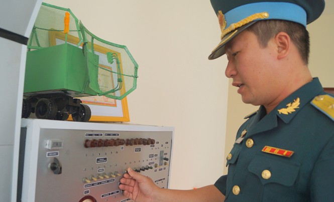 Tỏa sáng tài năng trẻ áo lính Thiếu tá Nguyễn Trung Phong thao tác trên Mô hình luyện tập kiểm tra chức năng bệ phóng CM-90. Ảnh: Nguyễn Minh.