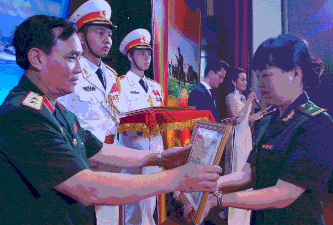 'Hai không' ở Học viện Biên phòng Lãnh đạo Bộ Quốc phòng trao Giải thưởng Tuổi trẻ sáng tạo trong Quân đội lần thứ XVII cho ĐVTN Học viện Biên phòng, tháng 5/2017. Ảnh: Nguyễn Minh.