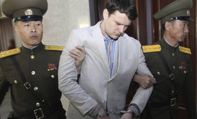 Mỹ điều máy bay ném bom đến sát Triều Tiên Sinh viên người Mỹ Otto Warmbier bị áp giải từ Tòa án tối cao Triều Tiên vào tháng 3/2016. Ảnh: AP.
