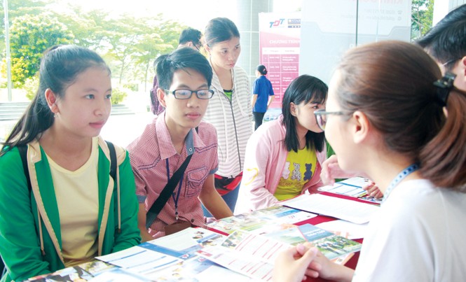 Đã có 13% thí sinh điều chỉnh nguyện vọng Nhiều thí sinh đến nghe tư vấn ngành nghề và thay đổi nguyện vọng đăng ký xét tuyển tại trường Đại học Tôn Đức Thắng ngày 15/7. Ảnh: Nguyễn Dũng.