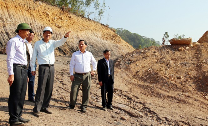 Hai dự án 'tai tiếng' đe dọa môi trường ở Quảng Ninh Bí thư Tỉnh ủy Quảng Ninh Nguyễn Văn Đọc kiểm tra tiến độ của hai dự án tai tiếng.
