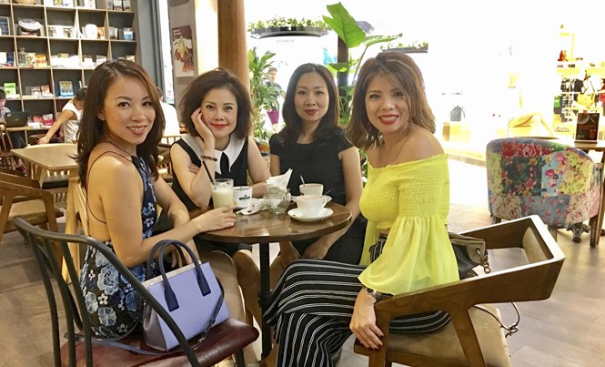 Hiếm hoi tái ngộ 'Tik Tik Tak' Tik Tik Tak (từ trái qua: Thu Hà, Thùy Vân, Yến Dung, Hồng Thúy) tranh thủ làm minishow ở Hà Nội khi đủ mặt thành viên. Ảnh: NVCC.