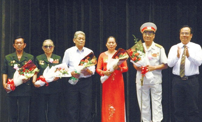 Trọn nghĩa tình những thương binh vượt khó Ông Nguyễn Phan Tâm (thứ nhất), bác sĩ Đỗ Thị Thanh Thu (thứ 2) từ trái sang. Ảnh: H.T.