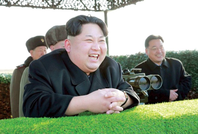 Mạng lưới ngầm của Triều Tiên vươn tới Syria, châu Phi Nhà lãnh đạo Triều Tiên Kim Jong-un trong một lần giám sát thử vũ khí. Ảnh: KCNA.
