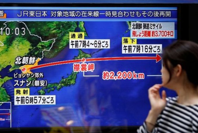 Tên lửa Triều Tiên bay trên đầu, dân Nhật bất lực Một người đi đường ở Tokyo theo dõi tin về vụ phóng tên lửa của Triều Tiên sáng 15/9. Ảnh: Getty Images.