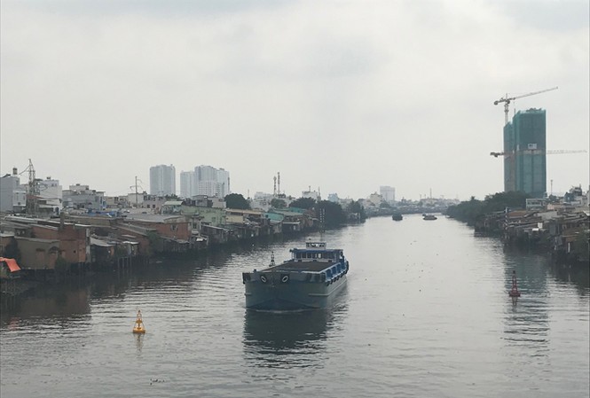 TPHCM di dời 20.000 căn nhà ven kênh rạch: Cái giá phải trả Dòng kênh ô nhiễm nặng. Ảnh: Minh - Bình - Du.