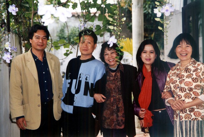 Đoàn Lê - tình người đa đoan Tại nhà Đoàn Lê ở Đồ Sơn, năm 2004. Từ phải qua: Đoàn Lê, Nguyễn Thị Thu Huệ, Nguyễn Thị Minh Thái, Hồ Anh Thái, Đặng Việt Bảo. Ảnh: Yên Ba.