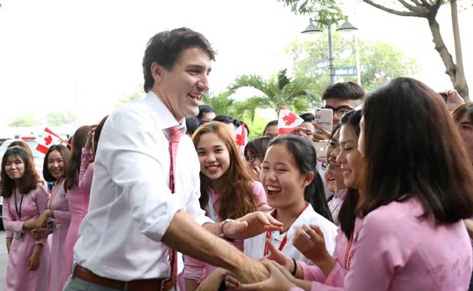 Áo trắng giản dị, Thủ tướng Canada 'đốn tim' người dân Sài Gòn Thủ tướng Canada Justin Trudeau vui vẻ bắt tay với sinh viên.