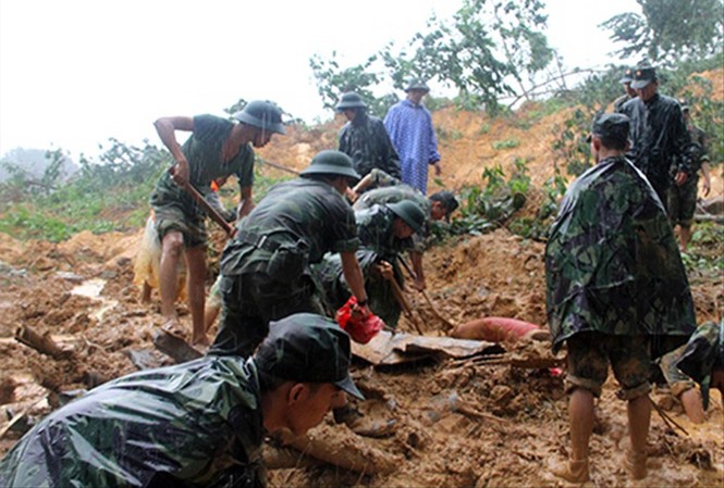 Cúi đầu lạy núi Lực lượng quân đội tìm kiếm thi thể 4 công nhân thủy điện Trà My 1 và Trà My 2 mất tích do sạt lở.