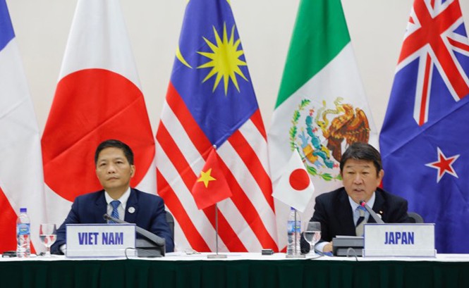 TPP 11 sang chương mới, nhiều việc phải làm Bộ trưởng Công Thương Trần Tuấn Anh và Bộ trưởng Tái thiết kinh tế Nhật Bản Toshimitsu Motegi tại cuộc họp báo về TPP ngày 11/11 ở Đà Nẵng. Ảnh: Hồng Vĩnh.