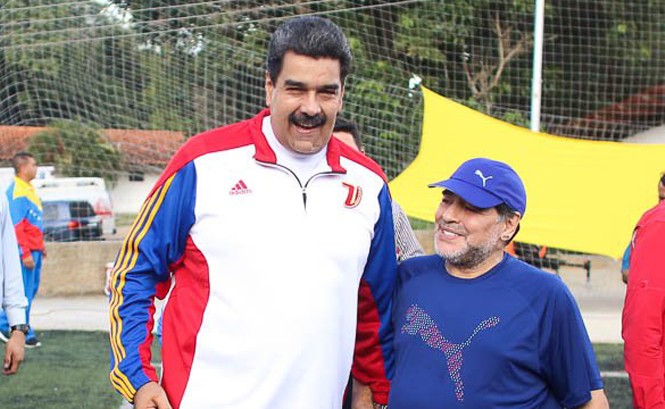 Tổng thống Venezuela chơi bóng cùng Maradona Tổng thống Maduro cùng Maradona trên sân bóng.