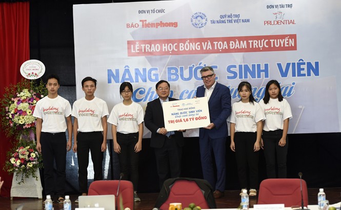 Học bổng “Nâng bước sinh viên- Chắp cánh tương lai”: Viết tiếp những giấc mơ Tổng Giám đốc Prudential Việt Nam Stephen James Clark trao biển tượng trưng tổng số tiền 1,6 tỷ đồng Prudential tài trợ để trao học bổng cho Tổng Biên tập báo Tiền Phong kiêm Giám đốc Quỹ hỗ trợ tài năng trẻ và 5 đại diện cho 160 sinh viên đưọc nhận học b