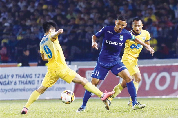 Đức “Eto”- chân sút nội làm Vua phá lưới sau 15 năm Anh Đức (áo xanh) trở thành Vua phá lưới V-League sau 15 năm danh hiệu này luôn thuộc về các chân sút ngoại. Ảnh: VSI.