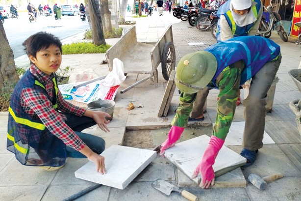 Lát đá vỉa hè: Chủ tịch Hà Nội yêu cầu thanh tra, làm rõ trách nhiệm Vỉa hè trên đường Nguyễn Trãi thuộc địa bàn phường Thượng Đình, Thanh Xuân vừa lát xong đã phải lột lên sửa lại. Ảnh: Minh Đức.