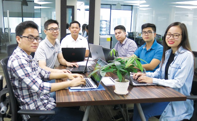 Tiến tới đại hội Đoàn toàn quốc lần thứ XI: Đón đầu cách mạng công nghiệp 4.0 Anh Nguyễn Hữu Hải (thứ 3, từ trái sang) cùng nhóm cộng sự luôn chủ động nghiên cứu về các công nghệ mới. Ảnh: L.T.
