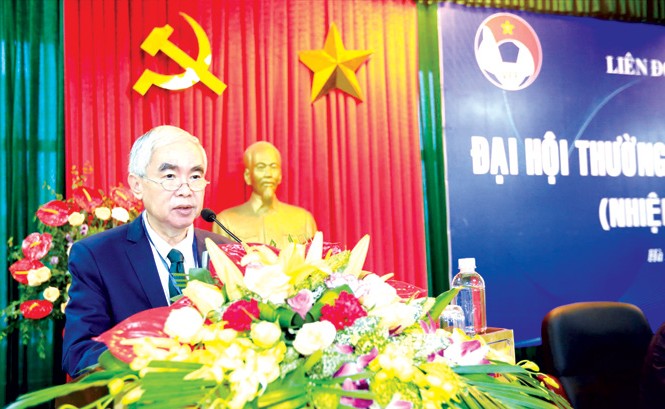 Ba ứng viên ghế Chủ tịch VFF Chủ tịch Lê Hùng Dũng phát biểu tại Đại hội thường niên VFF khoá 7 ngày 2/12 vừa qua. Ông Dũng sẽ chính thức nghỉ khi VFF tiến hành Đại hội khoá 8 dự kiến vào tháng 3/2018. Ảnh: VSI.