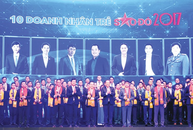 Bản lĩnh 'sao đỏ' Phó Thủ tướng thường trực Trương Hòa Bình và Bí thư thứ nhất T.Ư Đoàn Lê Quốc Phong trao giải thưởng Sao Đỏ 2017 cho 10 doanh nhân trẻ xuất sắc. Ảnh: Xuân Tùng.