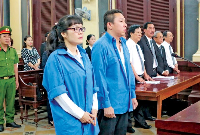 Năm công ty đòi bồi thường, VietinBank bác bỏ Hai bị cáo Huỳnh Thị Huyền Như và Võ Anh Tuấn tại tòa. Ảnh: Tân Châu.