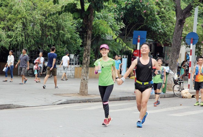 Nguyễn Phương Thùy: 'Tôi sẽ theo giải đến bất cứ đâu' Vợ chồng cô giáo tiếng Anh Nguyễn Phương Thuỳ luôn sát cánh bên nhau cả trên đường chạy và đường đời. Ảnh: T.P.