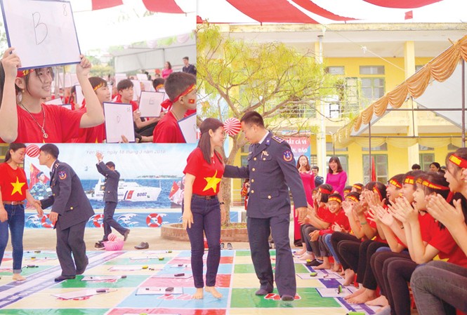 Lan tỏa tình yêu biển đảo Thầy cô giáo, ĐVTN Cảnh sát biển và các em học sinh trường THCS Yên Bắc (huyện Duy Tiên, Hà Nam) sôi nổi tham gia cuộc thi “Em yêu biển đảo quê hương”. Ảnh: M.L.